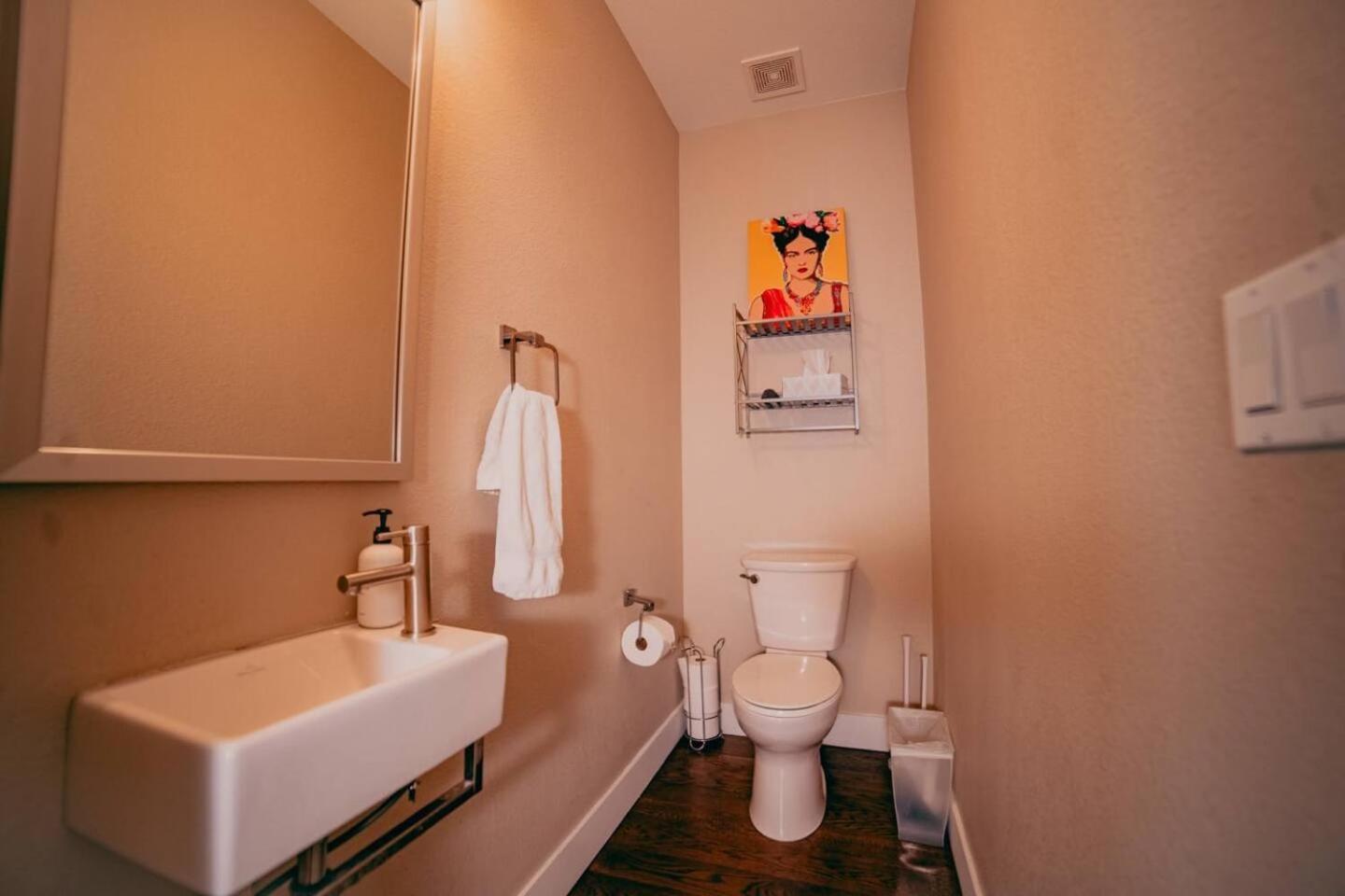 Golden Triangle Townhome At Downtown Holiday home *